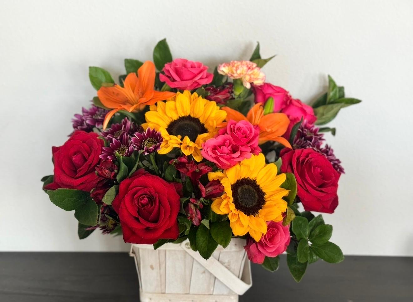 Canasta Girasol de otoño: girasoles, rosas rojas y lilium naranja de Elements Florist